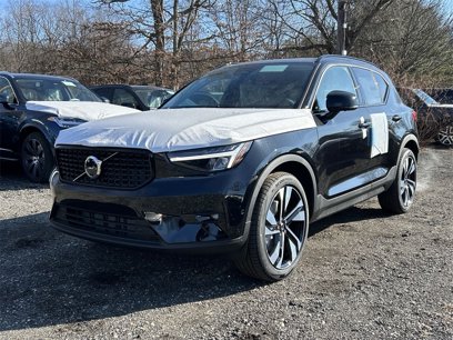 New 2025 Volvo XC40 B5 Plus w/ Climate Package
