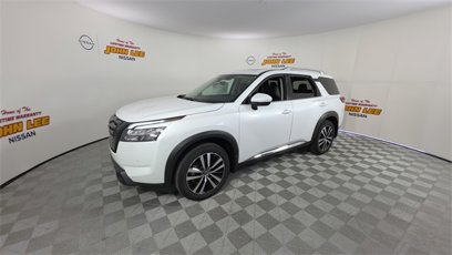 New 2025 Nissan Pathfinder Platinum w/ Black Appearance Package