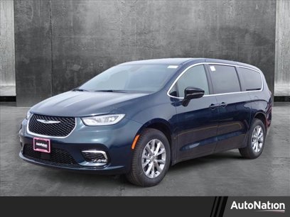 New 2025 Chrysler Pacifica Select w/ Uconnect Theater Family Group