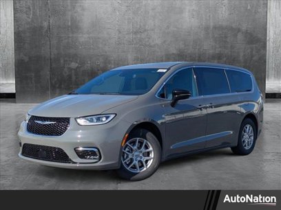 New 2025 Chrysler Pacifica Select w/ Uconnect Theater Family Group