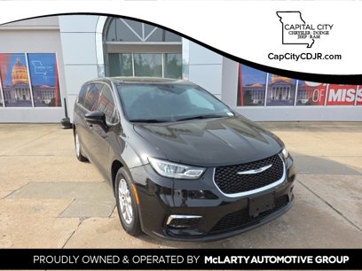New 2025 Chrysler Pacifica Select