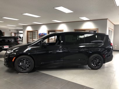 New 2023 Chrysler Pacifica Touring-L w/ S Appearance Package