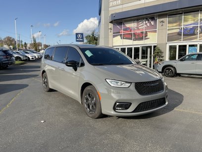 Used 2023 Chrysler Pacifica Limited w/ Uconnect Theater Family Group