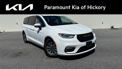 Used 2023 Chrysler Pacifica Touring-L