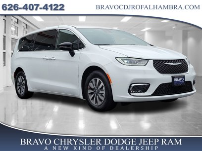 New 2025 Chrysler Pacifica Select