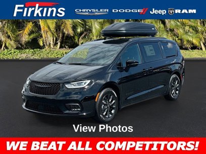 New 2025 Chrysler Pacifica Select