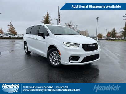 New 2025 Chrysler Pacifica Select