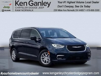 New 2025 Chrysler Pacifica Select