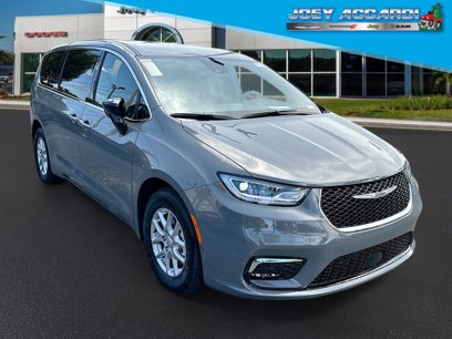 New 2025 Chrysler Pacifica Select