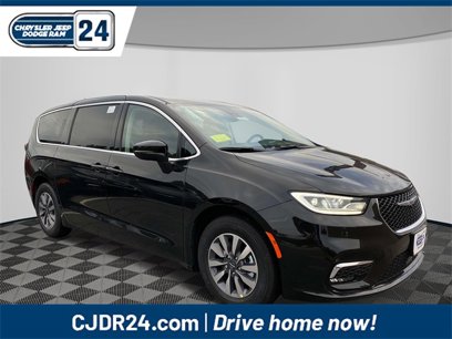 New 2023 Chrysler Pacifica Touring-L w/ Uconnect Theater Family Group