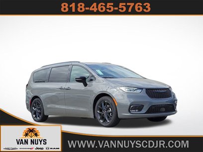 New 2025 Chrysler Pacifica Limited
