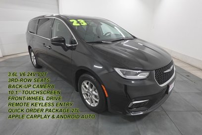 Used 2023 Chrysler Pacifica Touring-L