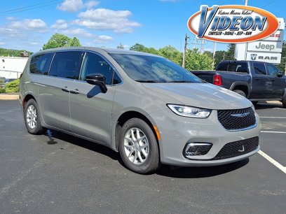 New 2025 Chrysler Pacifica Select