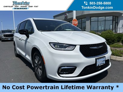 New 2025 Chrysler Pacifica Select