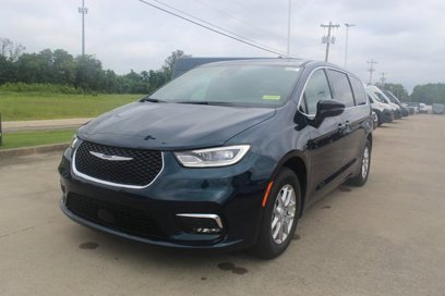 New 2025 Chrysler Pacifica Select