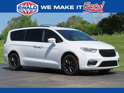 Certified 2021 Chrysler Pacifica Touring-L w/ Uconnect Theater Family Group