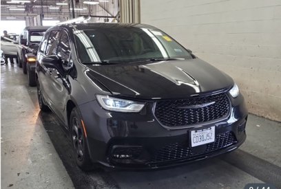 Used 2022 Chrysler Pacifica Limited w/ Uconnect Theater Family Group