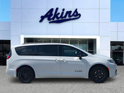 New 2025 Chrysler Pacifica Select