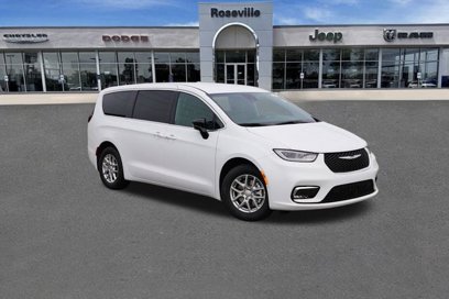 New 2025 Chrysler Pacifica Select