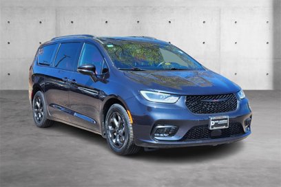 Used 2021 Chrysler Pacifica Limited w/ Uconnect Theater Family Group