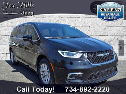 New 2025 Chrysler Pacifica Select