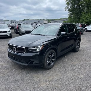 Used 2025 Volvo XC40 B5 Core