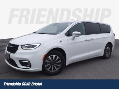 Used 2022 Chrysler Pacifica Touring-L w/ Uconnect Theater Family Group