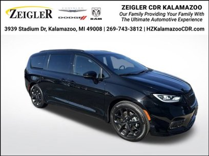 New 2025 Chrysler Pacifica Limited w/ Trailer Tow Group
