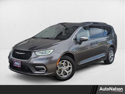 Used 2023 Chrysler Pacifica Limited w/ Uconnect Theater Family Group
