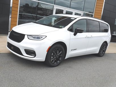 New 2025 Chrysler Pacifica Select