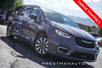 Used 2022 Chrysler Pacifica Touring-L w/ Uconnect Theater Family Group
