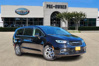 Used 2024 Chrysler Pacifica Limited w/ Uconnect Theater Family Group