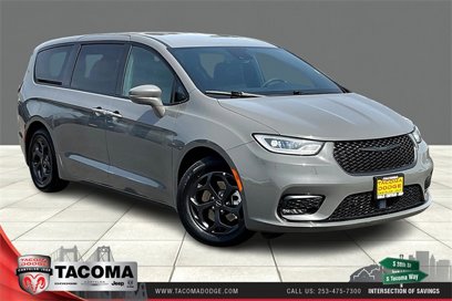 Used 2022 Chrysler Pacifica Touring-L w/ Uconnect Theater Family Group