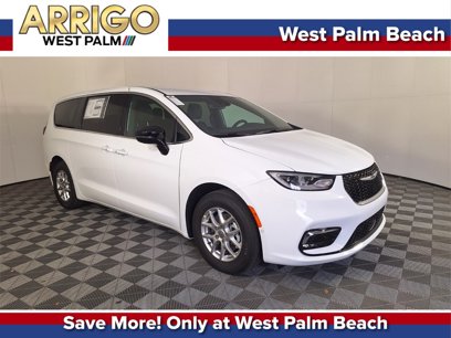New 2025 Chrysler Pacifica Select w/ Uconnect Theater Family Group