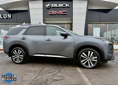 Used 2024 Nissan Pathfinder Platinum w/ Cargo Package