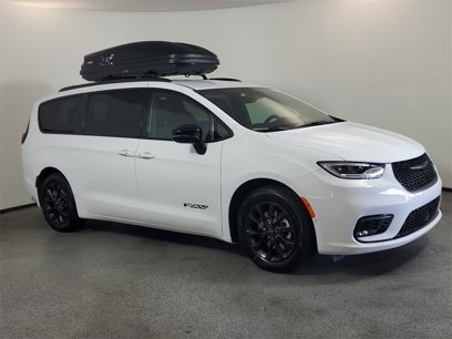 New 2025 Chrysler Pacifica Select