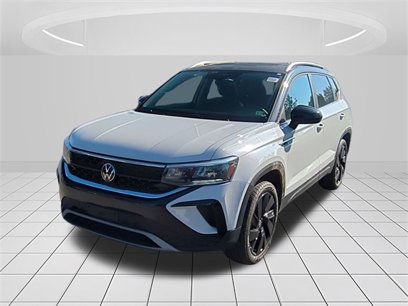 Used 2024 Volkswagen Taos SE w/ Panoramic Sunroof Package