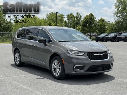 New 2025 Chrysler Pacifica Select