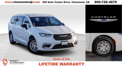 New 2025 Chrysler Pacifica Select