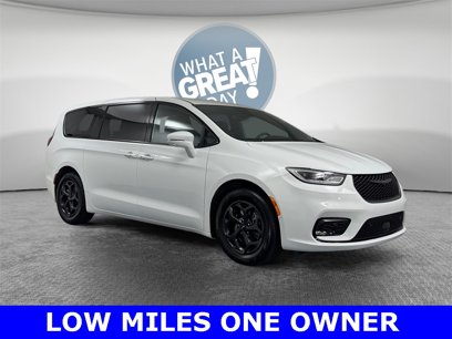 Used 2022 Chrysler Pacifica Touring-L w/ Uconnect Theater Family Group