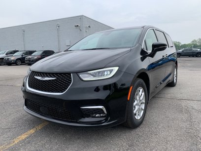 New 2025 Chrysler Pacifica Select