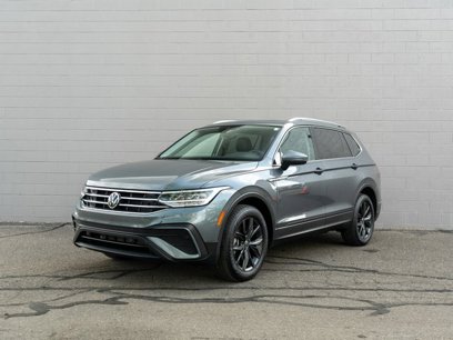 Used 2024 Volkswagen Tiguan SE w/ Panoramic Sunroof Package