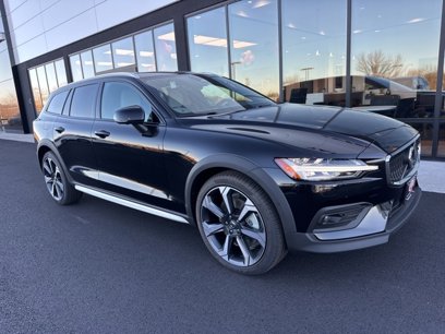 New 2025 Volvo V60 B5 Cross Country Ultra w/ Protection Package Premier