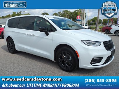 Used 2024 Chrysler Pacifica Select w/ Uconnect Theater Family Group