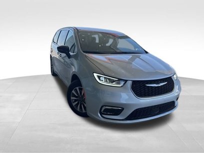 Used 2024 Chrysler Pacifica Select