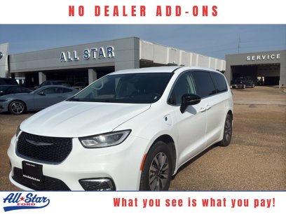 Used 2024 Chrysler Pacifica Select