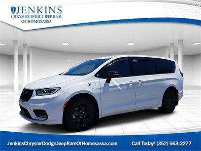 New 2024 Chrysler Pacifica Select w/ Uconnect Theater Family Group