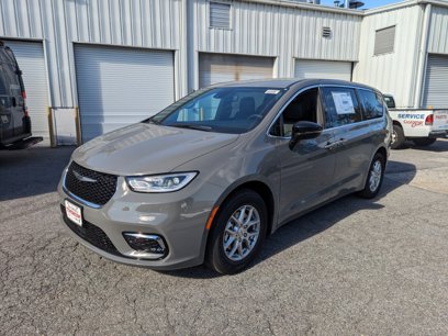 New 2025 Chrysler Pacifica Select