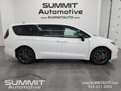 New 2026 Chrysler Pacifica Select