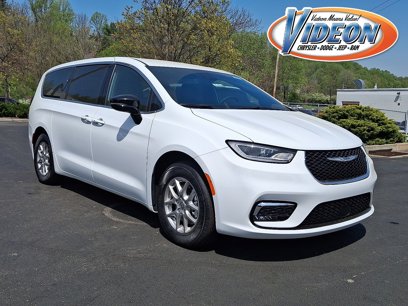 New 2025 Chrysler Pacifica Select